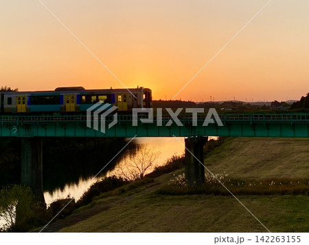 茨城県常陸太田市　JR水郡線太田支線の久慈川橋梁の夕焼けの風景 142263155