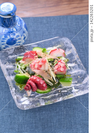 タコ(たこ・蛸)と胡瓜とワカメの酢の物、和え物、夏料理。 タコ(たこ・蛸)と胡瓜とワカメの酢の物、和え物、夏料理。 142263201