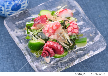 タコ（たこ・蛸）と胡瓜とワカメの酢の物、和え物、夏料理。 142263203