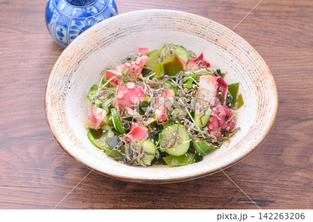 タコ(たこ・蛸)と胡瓜とワカメの酢の物、和え物、夏料理。 タコ(たこ・蛸)と胡瓜とワカメの酢の物、和え物、夏料理。 142263206