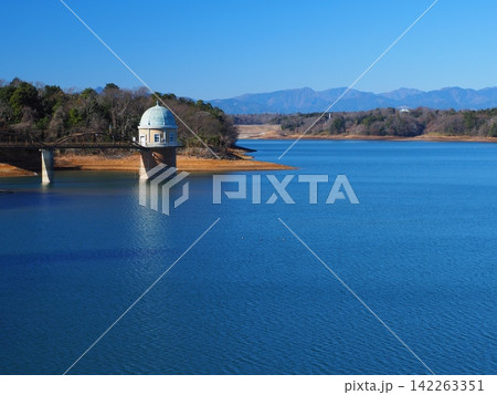 冬の多摩湖と取水塔 冬の多摩湖と取水塔 142263351