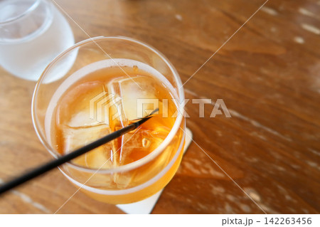 冷たいアイスティー 142263456