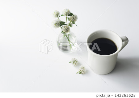 白いマグカップのコーヒーとセンニチコウのある暮らし 142263628