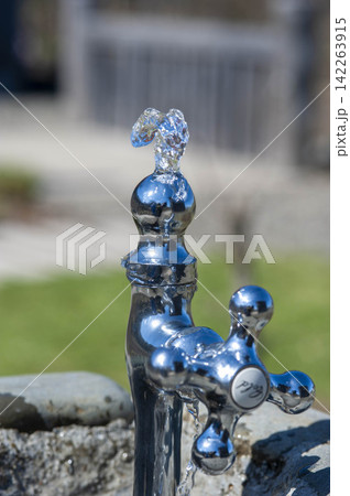 公園の水飲み場から流れる清涼な水、暑い日の水分補給 公園の水飲み場から流れる清涼な水、暑い日の水分補給 142263915