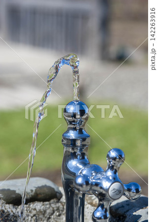 公園の水飲み場で清潔な水が流れ出す、水分補給のひとときをクローズアップ撮影 公園の水飲み場で清潔な水が流れ出す、水分補給のひとときをクローズアップ撮影 142263916