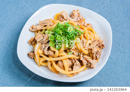 豚肉と玉ねぎの焼きうどん 142263964