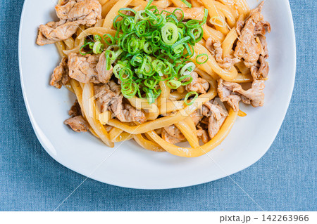 豚肉と玉ねぎの焼きうどん 豚肉と玉ねぎの焼きうどん 142263966