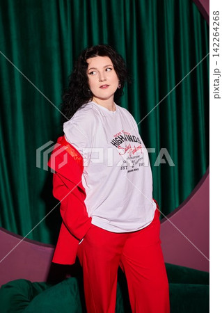 Professional woman engaging audience in motivational setting Professional woman engaging audience in motivational setting 142264268