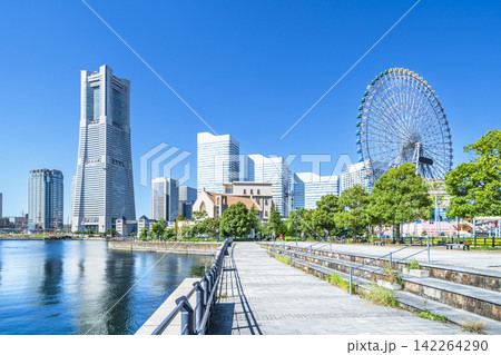 横浜みなとみらい・運河パークの都市風景【神奈川県・横浜市】 横浜みなとみらい・運河パークの都市風景【神奈川県・横浜市】 142264290