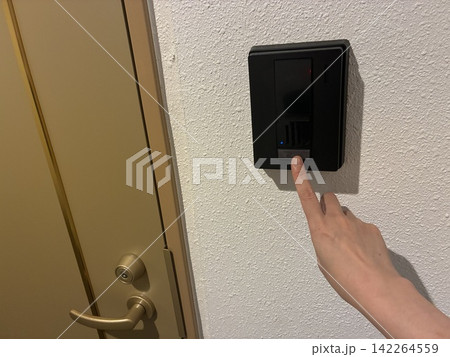 マンションのインターホンを押す指 142264559
