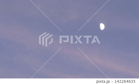 薄紫の夕空と半月 薄紫の夕空と半月 142264635
