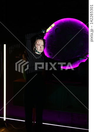 Glowing props create immersive electronic visual experience Glowing props create immersive electronic visual experience 142265301