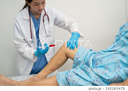 Asian doctor inject Hyaluronic acid platelet rich plasma into knee of senior woman. Asian doctor inject Hyaluronic acid platelet rich plasma into knee of senior woman. 142265478