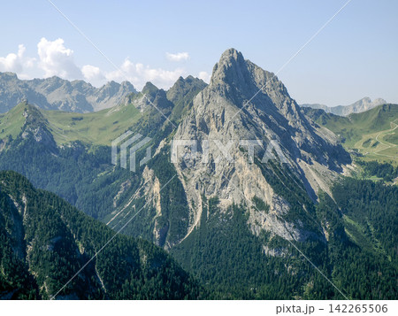 Dolomites view from the high-altitude green meadows near the famous Viel dal Pan Trail. Dolomites view from the high-altitude green meadows near the famous Viel dal Pan Trail. 142265506