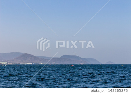 海を挟んで望む半島と山々、沿岸部の風景 青い海と遠景 海を挟んで望む半島と山々、沿岸部の風景 青い海と遠景 142265876