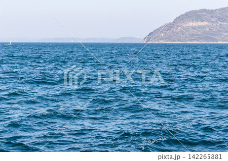 海原と遠くの島々、小さな船が見える海の風景 青い海と波 142265881