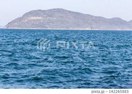海原と島々の遠景背景素材 青い海と遠くに見える島 自然の風景 海原と島々の遠景背景素材 青い海と遠くに見える島 自然の風景 142265883