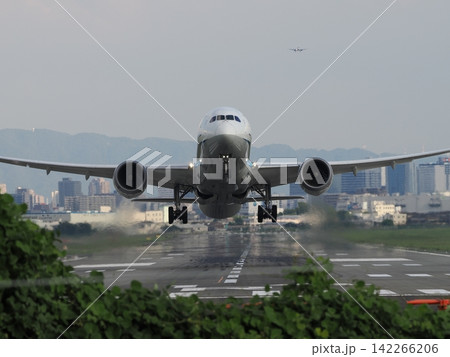 離陸する飛行機 142266206