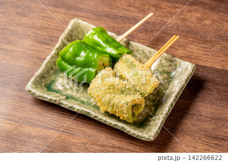 ほろ苦さが美味しい万願寺とうがらしの串カツ ほろ苦さが美味しい万願寺とうがらしの串カツ 142266622