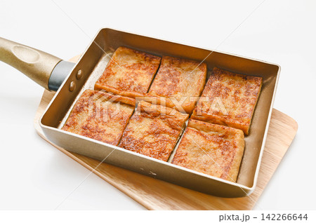 味付き揚げをフライパンで焼く 味付き揚げをフライパンで焼く 142266644