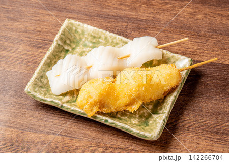 弾力ある食感のイカの串カツ 142266704