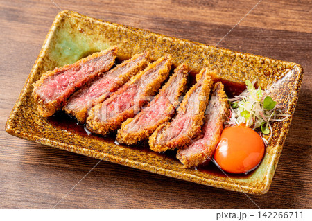 贅沢で柔らかな和牛の牛カツレツ 142266711