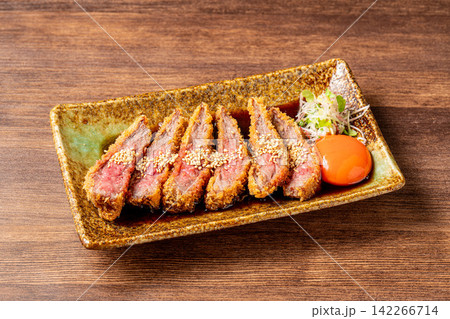 贅沢で柔らかな和牛の牛カツレツ 142266714