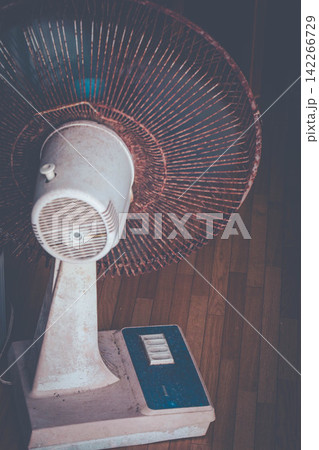 錆びついた古い扇風機・昭和レトロな雰囲気漂う家電 錆びついた古い扇風機・昭和レトロな雰囲気漂う家電 142266729