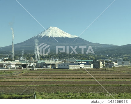 新幹線から見える春の羊蹄山 新幹線から見える春の羊蹄山 142266958