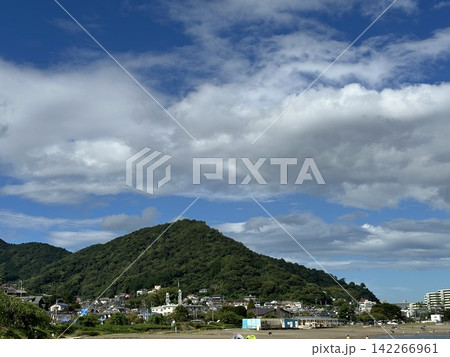 山の上に広がる青空 山の上に広がる青空 142266961