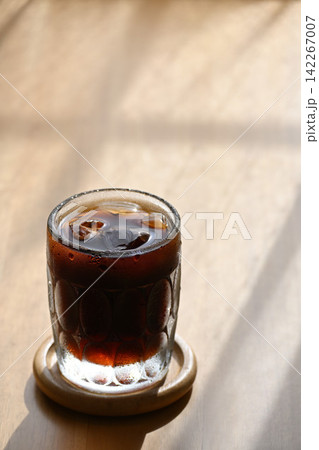 窓際に置かれたアイスコーヒー 窓際に置かれたアイスコーヒー 142267007