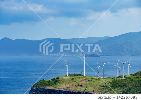 岬に建ち並ぶ風力発電の風車と広大な青い海(生月島) 岬に建ち並ぶ風力発電の風車と広大な青い海(生月島) 142267095