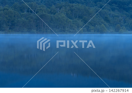 日の出直前の青いバラギ湖の静穏な風景 日の出直前の青いバラギ湖の静穏な風景 142267914