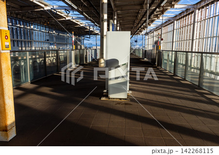 プラットホームに落ちる長い影と駅構内の風景、構築物と空間 プラットホームに落ちる長い影と駅構内の風景、構築物と空間 142268115