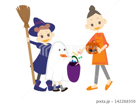 ハロウィンで仮装した子どもにお菓子をあげるお母さん ハロウィンで仮装した子どもにお菓子をあげるお母さん 142268350