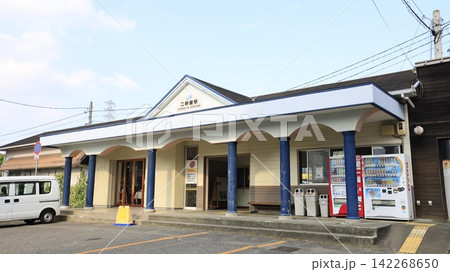JR牟岐線の二軒屋駅駅舎 142268650