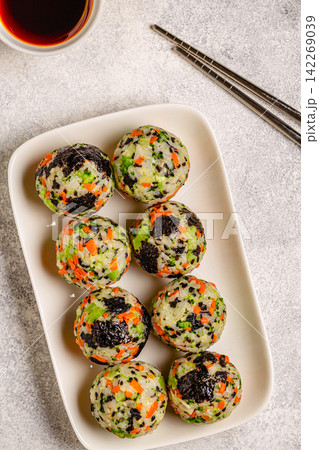 Korean rice balls (jumeokbap) with vegetables served with sauce 142269039