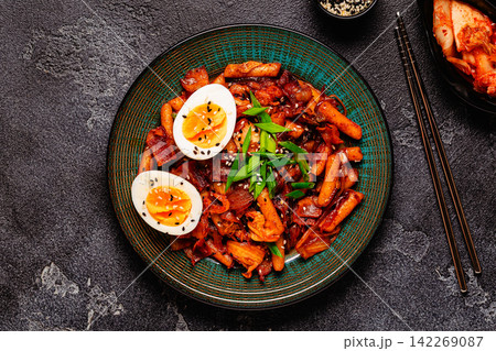Tteokbokki with kimchi and bacon 142269087