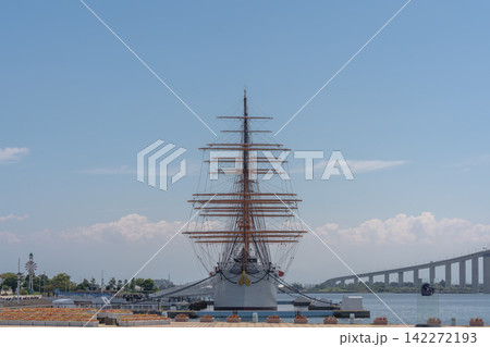 海王丸パークに係留された帆船「海王丸」と青空の風景 海王丸パークに係留された帆船「海王丸」と青空の風景 142272193