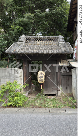 夏祭りの提灯と古い門 142272253