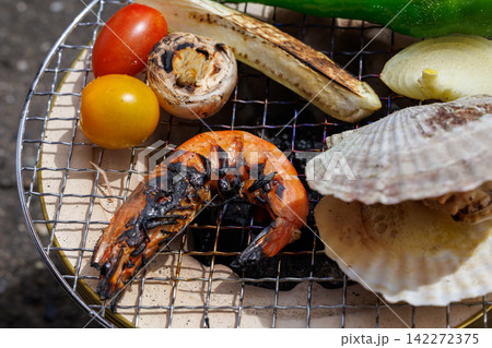 バーベキューで焼く海老 バーベキューで焼く海老 142272375