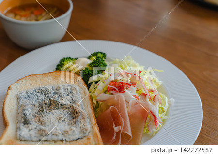 トーストとサラダ、スープが並ぶ家庭的な朝食のテーブル 142272587