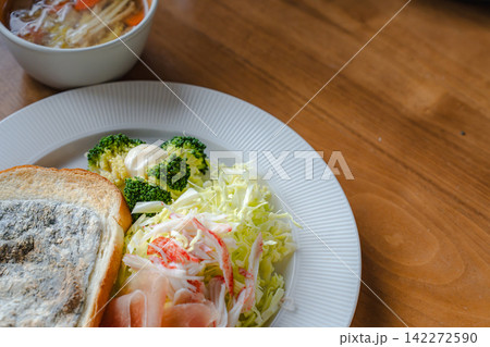 彩り豊かなサラダとトースト、スープのバランス良い朝食 彩り豊かなサラダとトースト、スープのバランス良い朝食 142272590
