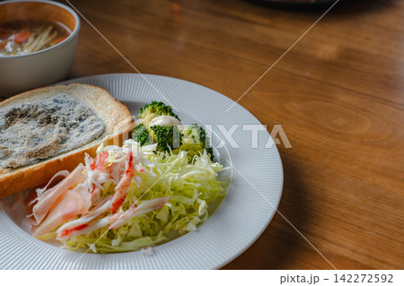 広い構図で捉えたトーストとサラダ、スープの朝食風景 広い構図で捉えたトーストとサラダ、スープの朝食風景 142272592