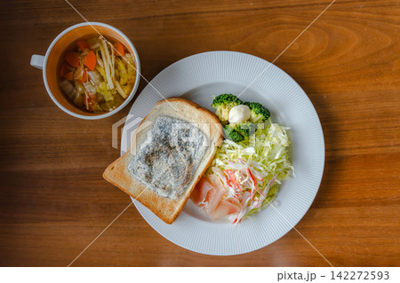 美しく配置されたトーストとサラダ、スープの朝食を真上から撮影 美しく配置されたトーストとサラダ、スープの朝食を真上から撮影 142272593