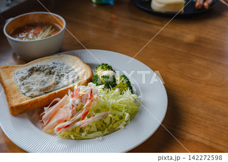 ホテルの朝食ビュッフェで選んだ彩り豊かなプレートとスープ ホテルの朝食ビュッフェで選んだ彩り豊かなプレートとスープ 142272598