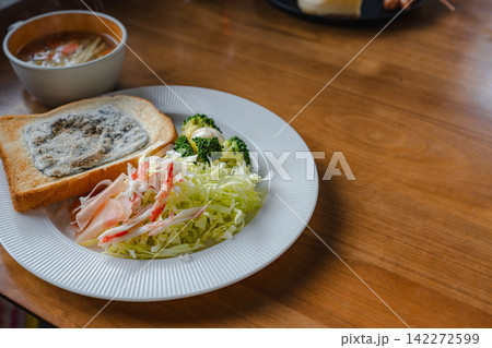 ゆとりのある空間に置かれた健康的な朝食プレートの風景 142272599