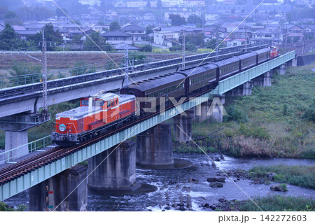 雨の信越本線を走るレトロ列車 雨の信越本線を走るレトロ列車 142272603