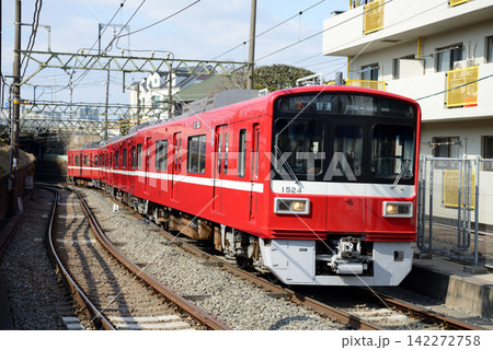京急大師線を走る電車 142272758
