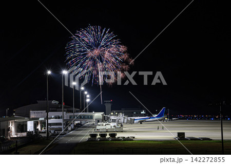8月の夜空の下で佇む飛行機 142272855